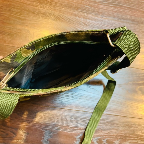 Camouflage Crossbody Bag - Picture 4 of 4